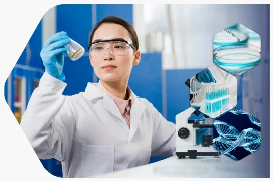Especialista de laboratorio revisando una muestra