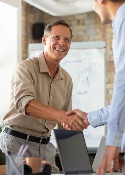 Asesor estrechando la mano de un cliente