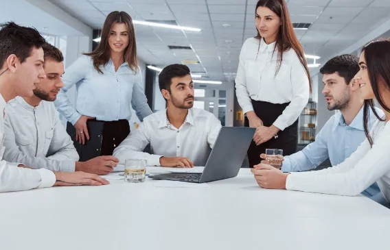 Equipo de trabajo reunido alrededor de una mesa